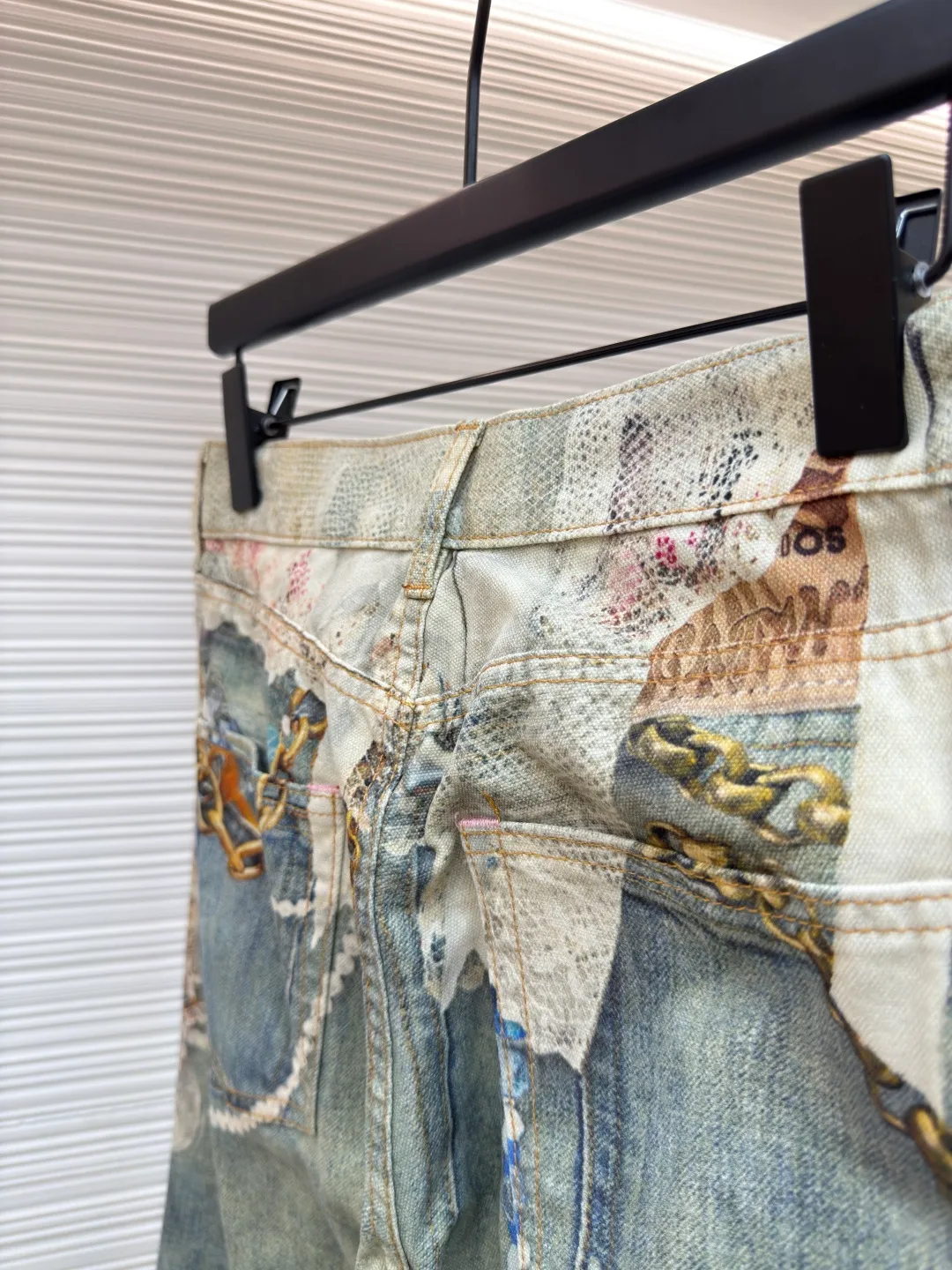 Acne Studios 25SS lace jeans ●Authentic product: purchased and developed for 7999 ●Item number: 1680160-A75 ●Fabric: lace ●Technology: washed production ●Version: loose fit ●Weight: about 575 grams ●Size: 42-44-46-48-50-52 ●Description: Customized high-weight organic cotton twill (14oz) is specially developed for ACNE. It is blended with long-staple cotton + 2% elastic fiber to ensure a crisp feel and moderate extensibility, suitable for loose tailoring. The fabric is first pre-shrunk to prevent deformation, and then washed with cellulase to soften the fibers to improve skin-friendliness while retaining the unique rough texture of twill.  Cellulase is used to bio-polish cotton fibers to break down surface hairiness, making the fabric feel super soft and waxy while retaining the natural breathability of cotton. Compared with traditional stone washing, this process is more environmentally friendly and reduces physical damage to fibers. The overall wiring is straight and delicate, the fabric is comfortable and soft, and the color is consistent without color difference. It can be matched with the same style to create a fashionable look and control various occasions. Customized accessories, complete with three standards, same style for men and women!